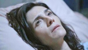 Leila (Arieta Corrêa) vai atormentar Betina (Isis Valverde) em Amor de Mãe (Foto: Reprodução/TV Globo)