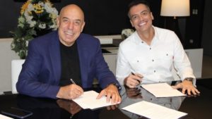 Leo Dias acerta contrato com a RedeTV!; na foto, o jornalista aparece com o presidente da emissora, Amilcare Dallevo Jr.
Imagem: Divulgação/RedeTV!