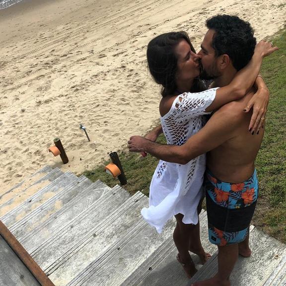 Luciano Camargo encanta a web ao fazer bela declaração para esposa Flávia Camargo (Foto: Reprodução)