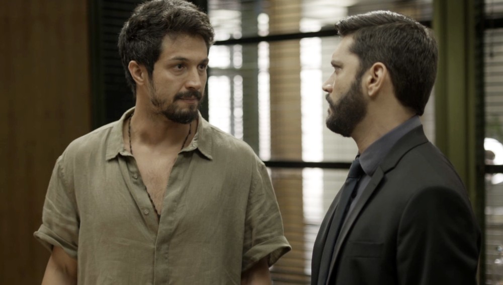 Marcos e Diogo em cena da novela Bom Sucesso (Foto: Reprodução)