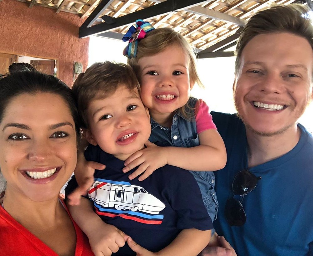 Thais Fersoza e Michel Teló com os filhos (Foto: Reprodução)