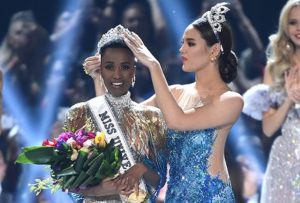 A modelo Zozibini Tunzi foi a vencedora do Miss Universo 2019 e expressou sua felicidade nas redes sociais (Foto: Reprodução)