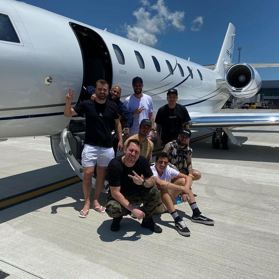 Neymar Jr. e Gabriel Medina viajam para Bahia com seus amigos de jatinho para curtir final de ano (Foto: Reprodução)