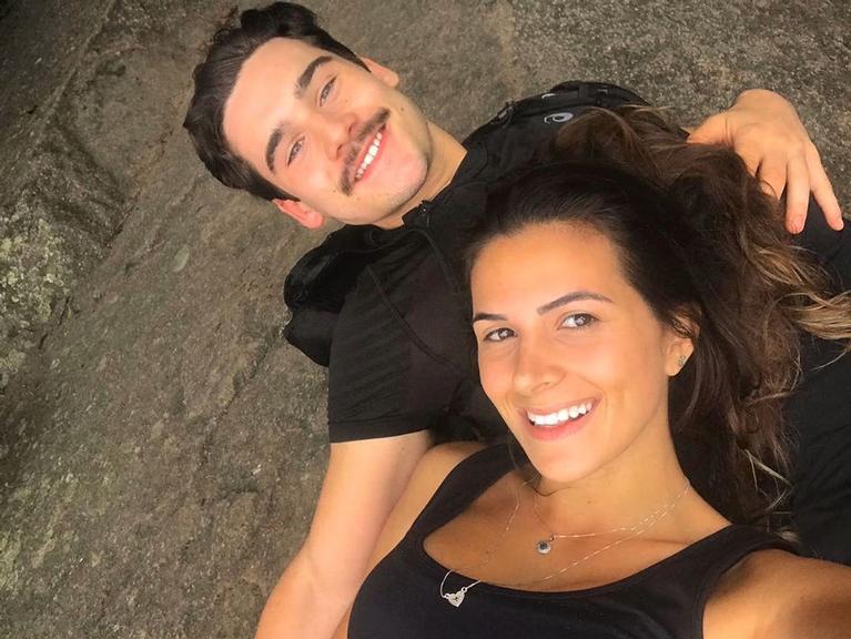 Nicolas Prattes posa com morena misteriosa e agita web: ''Lindos'' (Foto: Reprodução)