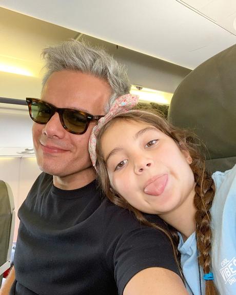 Otaviano Costa se diverte durante viagem de avião grudadinho com a filha, Olívia, e comove internautas (Foto: Reprodução)