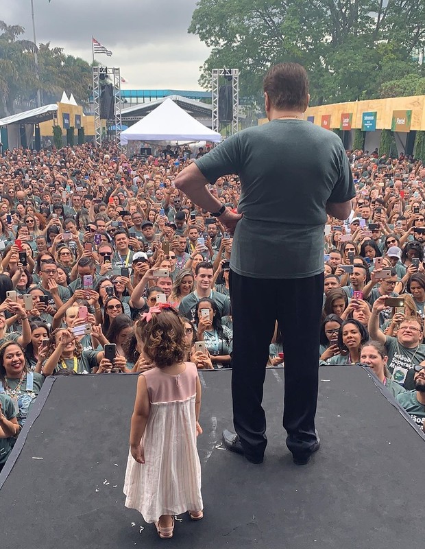 Silvio Santos e a neta, Jane, filha de Patrícia Abravanel durante a festa do SBT (Foto: Reprodução)