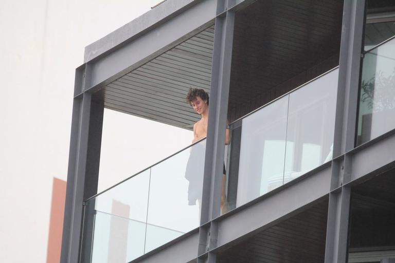 Shawn Mendes aparece apenas de sunga em hotel do Rio de Janeiro (Foto: Reprodução)