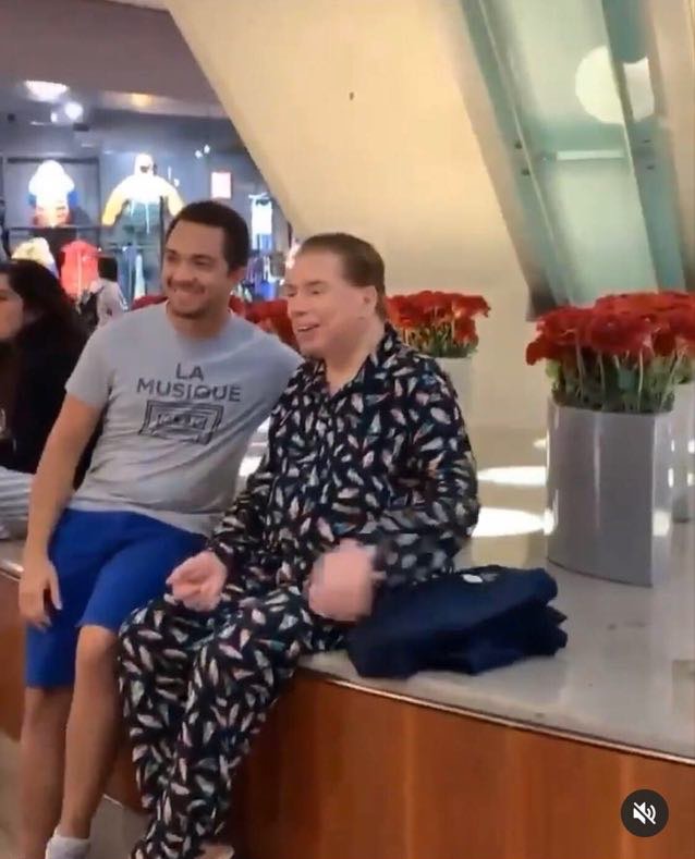 Silvio Santos de pijama nos EUA (Foto: Reprodução)