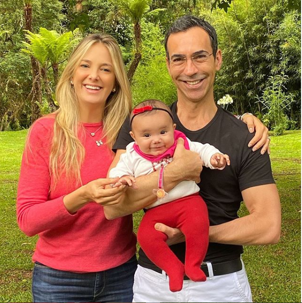 Ticiane Pinheiro, César Tralli e filha (Foto: Reprodução)