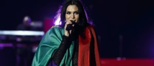 Jessie J mostra lado solidário e ajuda a alimentar moradores de rua no Natal (Foto: Reprodução)