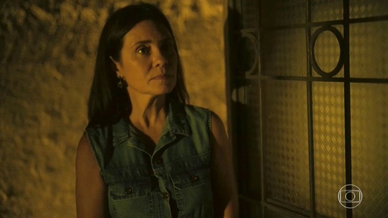 Thelma (Adriana Esteves) dará pista de crime do passado em Amor de Mãe (Foto: Reprodução/Globo)