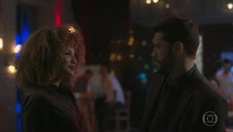 Gisele (Sheron Menezzes) e Diogo (Armando Babaioff) em cena de Bom Sucesso (Foto: Reprodução/Globo)