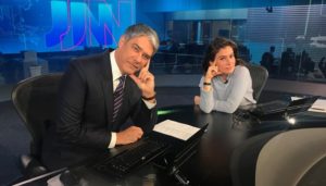 William Bonner e Renata Vasconellos posam na bancada do Jornal Nacional (foto: divulgação/TV Globo)