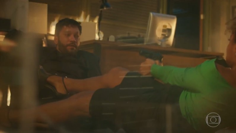 Diogo (Armando Babaioff) foi dado como morto junto com Gisele (Sheron Menezzes), mas os dois podem estar vivos em Bom Sucesso (Foto: Reprodução/Globo)