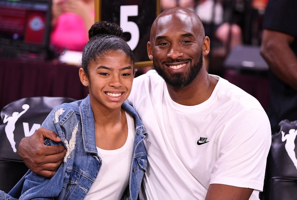 Kobe Bryant e a filha Gianna no All Star Game da WNBA — Foto: Reuters