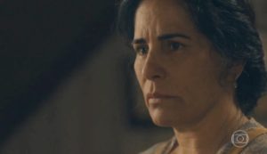 Lola (Gloria Pires) descobrirá que a filha está saindo com homem mais velho em Éramos Seis (Foto: Reprodução/Globo)