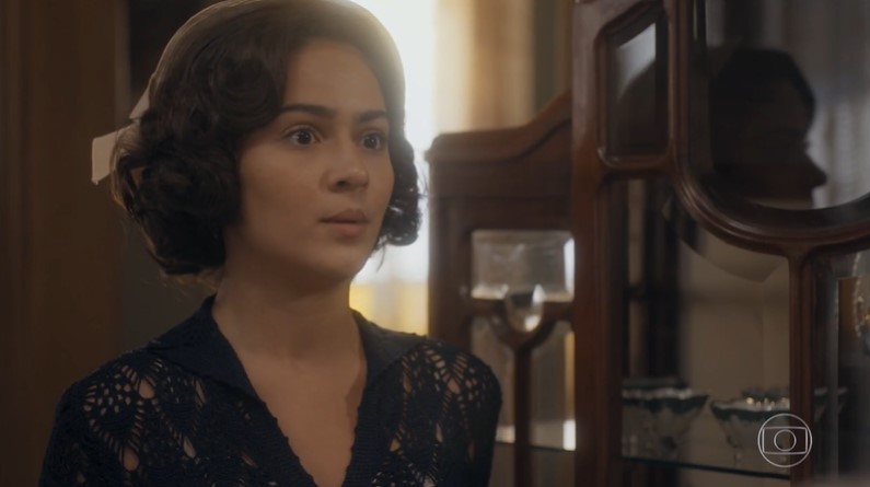 Isabel (Giullia Buscacio) revelará que está saindo com homem casado em Éramos Seis (Foto: Reprodução/Globo)