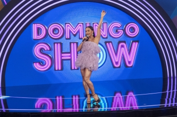 Sabrina Sato posa no cenário do Domingo Show (foto: divulgação/RecordTV)