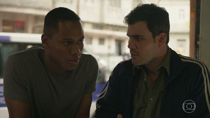 Wesley (Dan Ferreira) e Magno (Juliano Cazarré) em cena de Amor de Mãe (Foto: Reprodução/Globo)