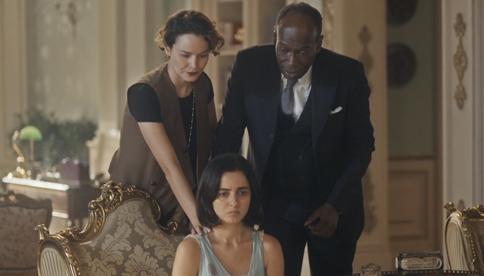 Adelaide (Joana de Verona) tentará tratar Justina (Júlia Stockler) em Éramos Seis (Foto: Reprodução/Globo)