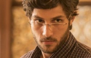 Chay Suede está no ar como Danilo na novela Amor de Mãe (Foto: Reprodução/TV Globo)