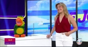 Fernanda Gentil posa ao lado do mascote Louro José (foto: divulgação/TV Globo)