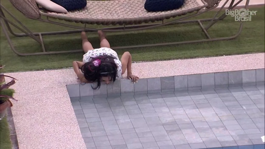 Flayslane tomou água da piscina no BBB20 durante confraternização (foto: Reprodução/Gshow)