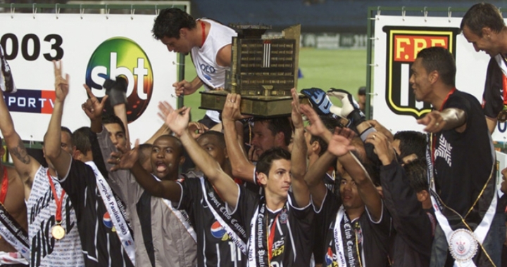 Corinthians foi o campeão paulista de 2003 (detalhe para o logo do SBT no palco, ao fundo). (Foto: Divulgação)