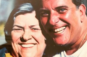 O diretor Jorge Fernando e a mãe, a atriz Hilda Rabello, eram muito próximos e a veterana ficou muito abalada ao receber a notícia da morte do filho (Foto: Reprodução)