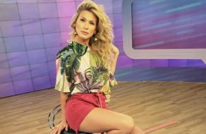 A famosa apresentadora do Fofocalizando do SBT, Lívia Andrade fez o coração de seus seguidores disparar ao aparecer completamente 'nua' nas redes sociais (Foto: Reprodução/Instagram)