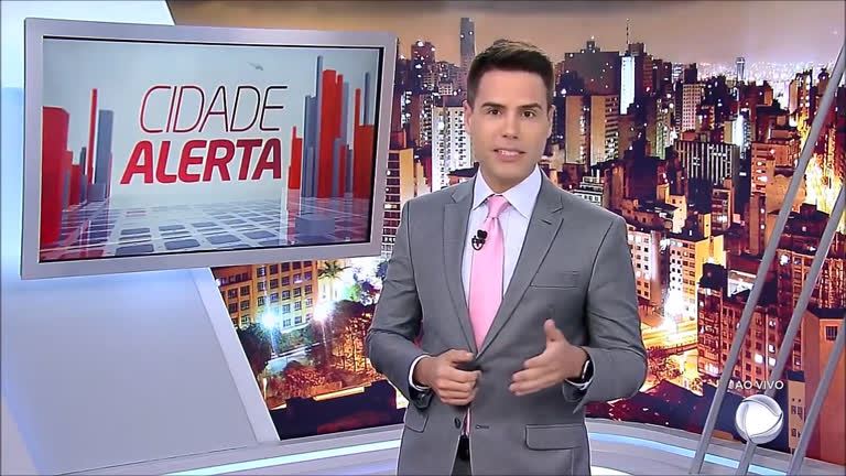 O jornalista Luiz Bacci no comando do Cidade Alerta (foto: reprodução/RecordTV)