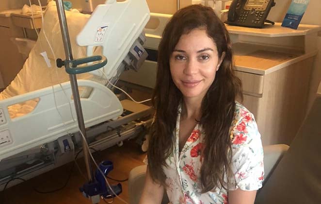 Maria Melilo no hospital para a realização da cirurgia para a troca de silicone (Foto: Reprodução)