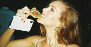 Marina Ruy Barbosa comendo pizza (Foto: Reprodução)