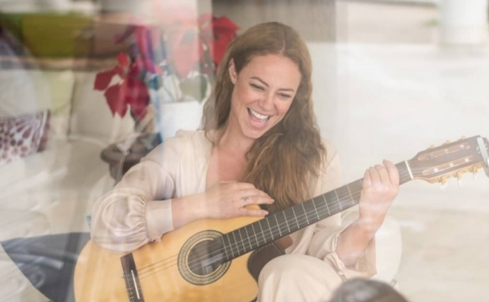 Paola Oliveira tocando violão; fofoqueiros de plantão (Foto: Reprodução/Instagram)