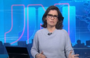 A apresentadora Renata Vasconcellos voltou à bancada do Jornal Nacional após tirar alguns dias de férias (Foto: Reprodução / TV Globo)