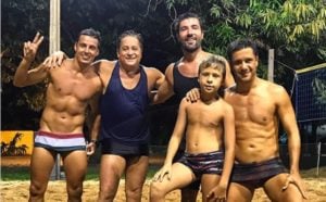 Sandro Pedroso ao lado de Leonardo e amigos (Foto: Reprodução/Instagram)