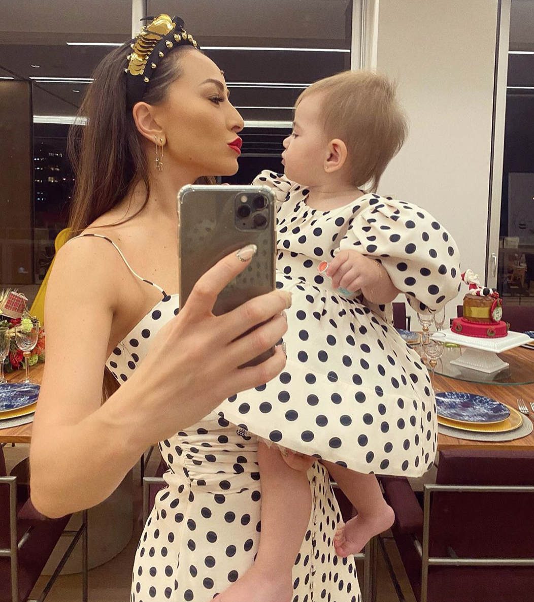 Zoe e Sabrina Sato de vestidos de bolinha