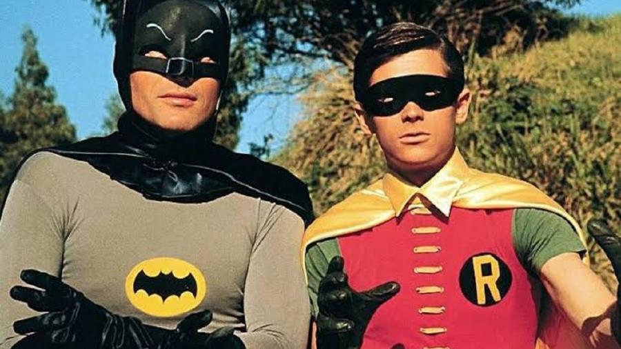 O atores Adam West e Burt Ward em cena como Batman e Robin (Imagem: Reprodução)