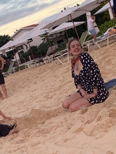 Foto de Adele retirada por fãs durante férias da musa no Caribe (Foto: Reprodução)