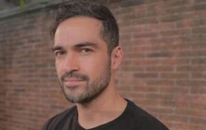 Alfonso Herrera é ameaçado por motorista de uber e mostra indignação em seu perfil do Twitter (Foto: Reprodução)