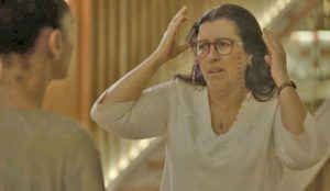 Lurdes fica chocada com notícia na novela Amor de Mãe (Foto: Reprodução)