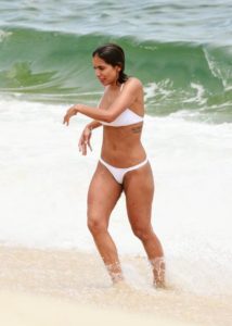 Anitta aproveitou sua folga para pegar uma praia e exibiu o corpão em um biquíni branco (Imagem Ag News)