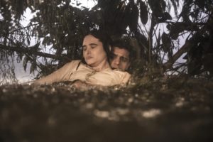 Téo salva a vida de Luna na novela Salve-Se Quem Puder (foto: divulgação/TV Globo)