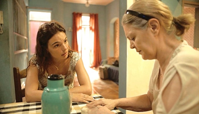 Betina (Isis Valverde) saberá do romance de Genilson com Verena em Amor de Mãe (Foto: Reprodução/Globo)