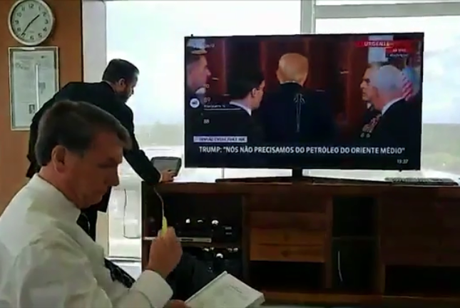 Bolsonaro vendo o Trump na GloboNews, canal de notícias da Globo (Foto: Reprodução)