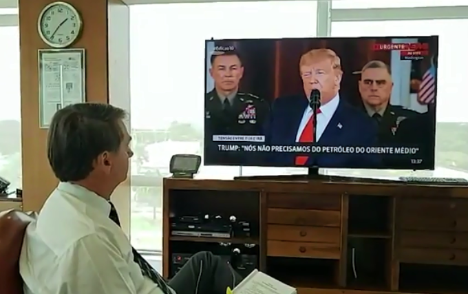 Bolsonaro vendo o Trump na GloboNews, canal de notícias da Globo (Foto: Reprodução)