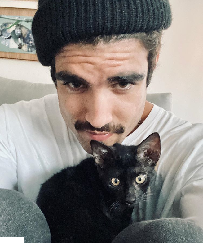 Caio Castro apareceu com gato de Grazi Massafera (Foto: Reprodução)