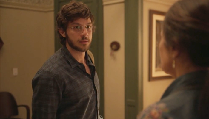 Danilo (Chay Suede) ficará pirado após decisão da mãe em Amor de Mãe (Foto: Reprodução/Globo)