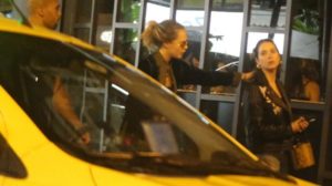 Cara Delevingne e sua namorada Ashley Benson são flagradas em passeio