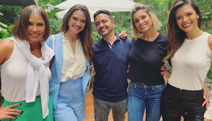 O autor Daniel Ortiz com as protagonistas de Salve-se Quem Puder (Foto: Reprodução/Instagram)